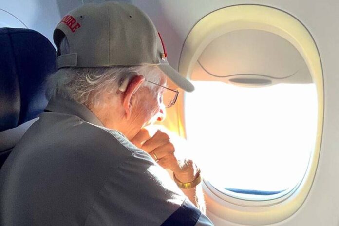 Viajar en avión con audífonos, una experiencia posible