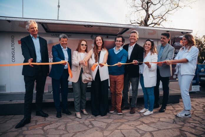 De IZQ. a DER: Yann Le Bourdon, CEO L'Oréal Groupe Argentina; Gabriel Battistella, Subsecretario de Atención Primaria, Ambulatoria y Comunitaria del GCBA; Analía Martínez Ruíz, Vicepresidente de la Liga Argentina de Lucha contra el Cáncer (LALCEC); Paz Sammartino, General Manager de la División L'Oréal Belleza Dermatológica; Federico Cisneros, Miembro de la Unidad de Oncología y Hematooncología del Instituto Nacional del Cáncer (INC); Santiago Troncar, Director de ConsultorioMOVIL; Mariana Petrina, Corporate Affairs & Engagement and Sustainability Director L'Oréal Groupe; y Pablo Gandino, Coordinador de Relaciones Institucionales de la Asociación Argentina de Oncología Clínica (AAOC)