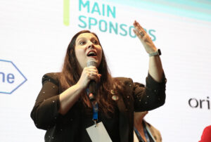 Emilia Caro, líder de WGH 